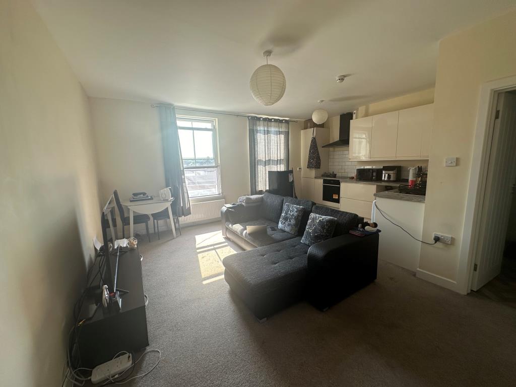Lot: 84 - MIXED USE INVESTMENT IN TOWN CENTRE - Top floor flat living room/kitchen